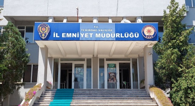 CHPli Deniz Baykal ve MHPli eski yöneticilere ait müstehcen görüntülerin dağıtılmasına ilişkin 2 polis tutuklandı