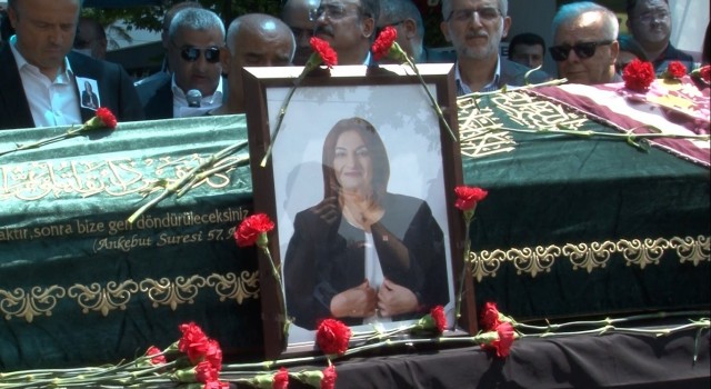 CHPli Oya Turan için Avcılar Belediyesi önünde tören düzenlendi