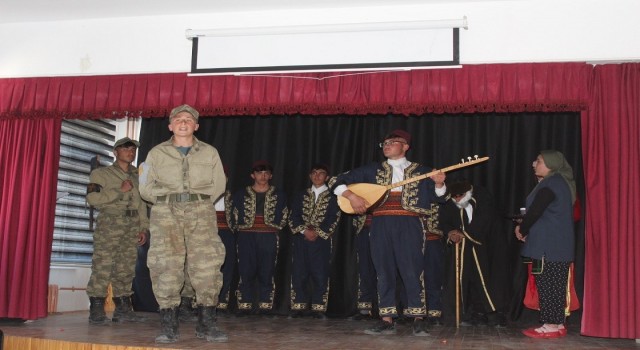 Çıldırda Aşık Şenlik tiyatrosu sergilendi