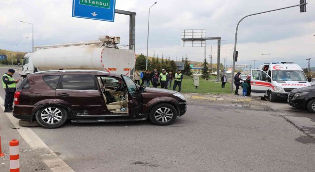 Ciple otomobil kavşakta çarpıştı: 2 yaralı