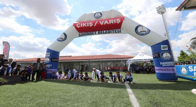 Çocuklar, atletizm şenliğinde doyasıya eğlendi