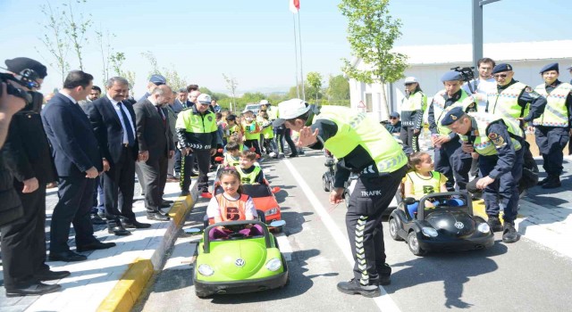 Çocuklara trafik eğitimi verildi