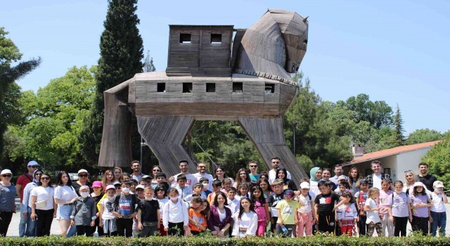 ÇOMÜ öğrencileri, ilkokul öğrencilerini Troya müzesine götürdü