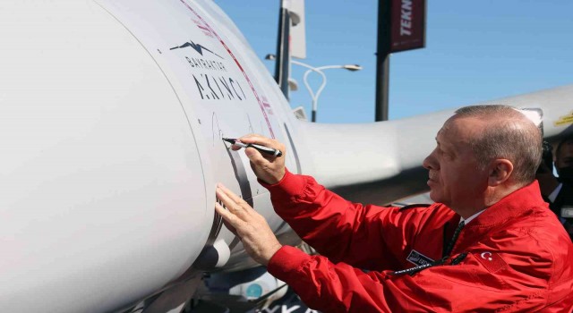 Cumhurbaşkanı Erdoğan, Aliyev ile birlikte TEKNOFEST stantlarını ziyaret etti