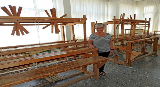 Danimarkalı Conny, dokuma tezgahlarını Çeşme Halk Eğitime bağışladı