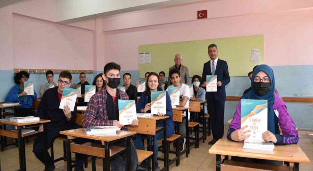 Denizlide 127 bin kaynak kitap sınava hazırlanan öğrencilere ulaştırılıyor