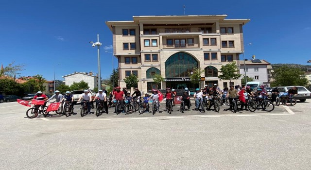 Derebucakta protokol gençlerle pedal çevirdi