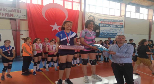 Dikilideki voleybol turnuvasında ‘Beyaz Kart uygulaması takdir topladı