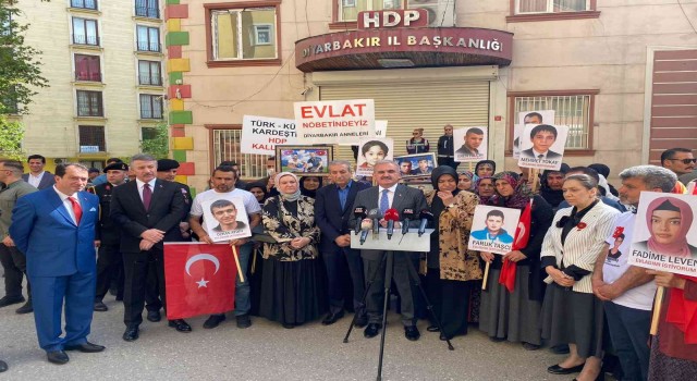 Diyarbakır Valisi Karaloğlundan evlat nöbetindeki ailelere bayram ziyareti