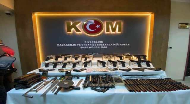 Diyarbakırda yasa dışı silah ticareti operasyonunda ele geçirilenler sergilendi