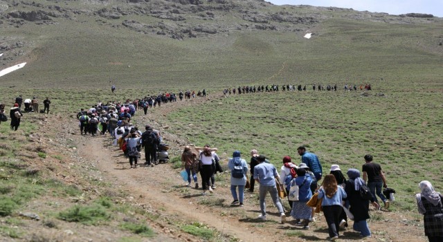 Doğaseverler 3 bin metrede halay çekip karda kaydı