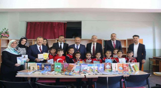 Domaniçteki okul kütüphanelerine kitap bağışı