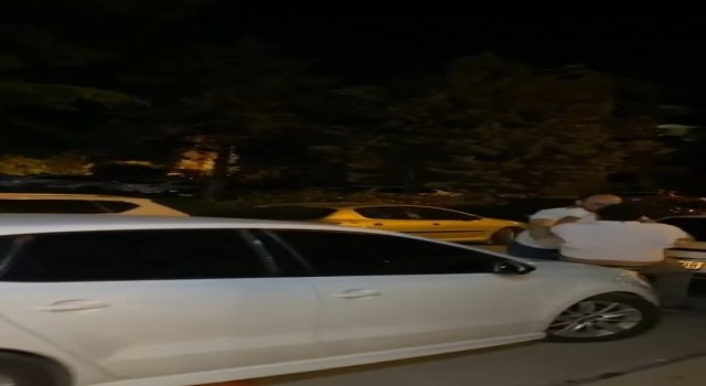 Dövülen kadını kurtardılar, döveni de yere yatırıp etkisiz hale getirdiler