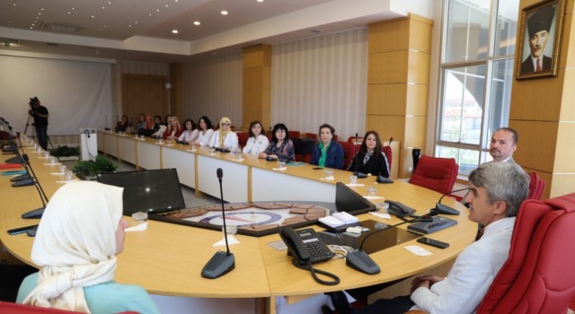 DPÜnün Anne Üniversitesi projesinde ilk dersi Rektör Uysal verdi
