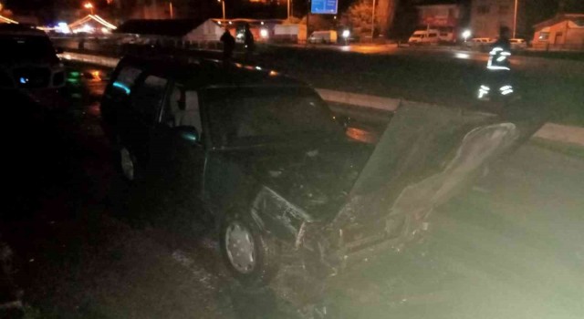 Düğünden dönen vatandaşların bulunduğu araç alevlere teslim oldu