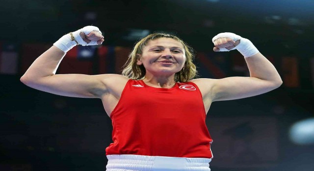 Dünya Kadınlar Boks Şampiyonası yarı final karşılaşmasında 81 kiloda ringe çıkan Şennur Demir, Polonyalı Lidia Maria Fidurayı mağlup ederek finale yükseldi.