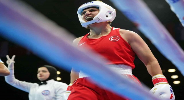 Dünya Kadınlar Boks Şampiyonasında 66 kiloda Busenaz Sürmeneli, yarı finalde Taylanddan Janjaem Suwannaphengi yenerek finale yükseldi.