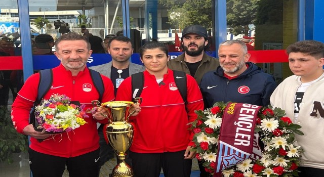 Dünya şampiyonu Busenaz Sürmeneli Trabzona mehteranla karşılandı