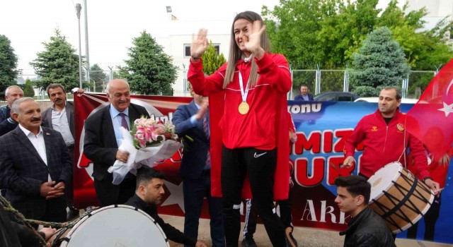Dünya şampiyonu Hatice Akbaşa Malatyada coşkulu karşılama