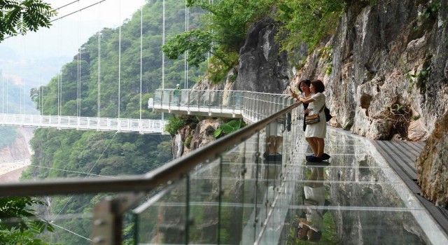 Dünyanın en uzun cam köprüsü Vietnamda açıldı