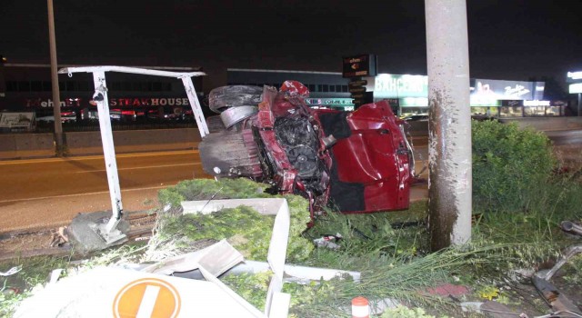 Dur ihtarına uymayan araç, akaryakıt istasyonuna giren otomobile çarptı