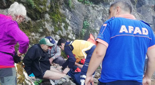 Düziçi'nde Kayalıklardan düşerek yaralanan vatandaş, 5 kilometre taşındı