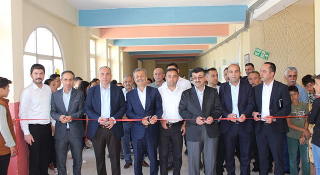Düziçi'nin Ellek Beldesinde öğrencilerin“ Geri dönüşüm sergisi” açıldı