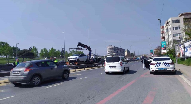 E-5te korkutan kazada araç bariyerlere çıktı