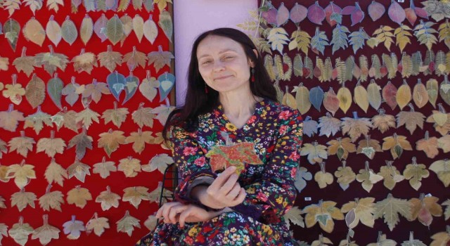 Ebru sanatını yapraklar ve lületaşıyla buluşturuyor