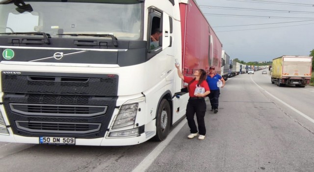 Edirnede AFAD, tır sürücülerine kumanya dağıttı