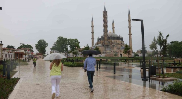 Edirnede kısa süreli yağış vatandaşları hazırlıksız yakaladı