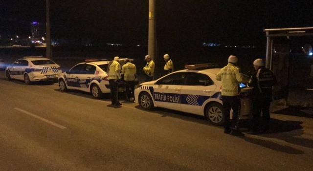 Edirnede motosiklet üzerinde uzanarak, kasksız yarışan 2 kişi polisten kaçamadı