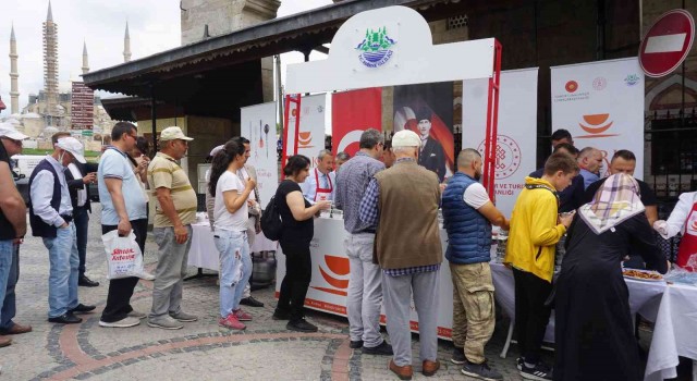 Edirnede Türk Mutfağı Haftasında dağıtılan 300 kilo ciğer tava kısa sürede tükendi