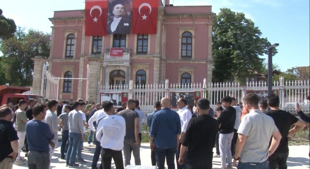 Edirnede yerlerinden edilen esnaf belediye başkanını istifaya çağırdı