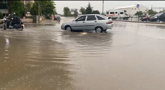 Edirnenin bozuk yolları göle döndü