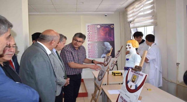 Edremit Mesleki ve Teknik Anadolu Lisesinde robotik kodlama sergisi açıldı