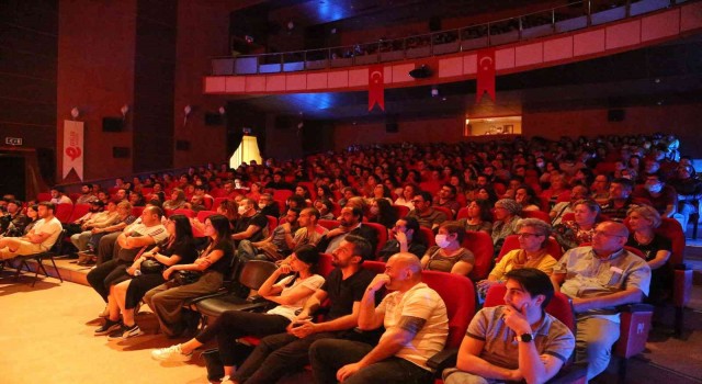 Efelerin tiyatro oyununa vatandaşlar yoğun ilgi gösterdi