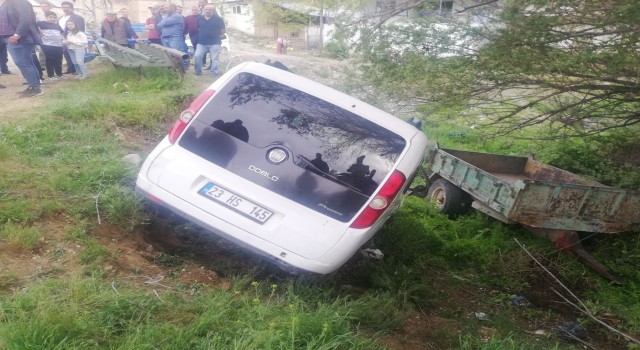Elazığda hafif ticari araç dereye uçtu: 3 yaralı