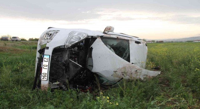 Elazığda hafif ticari araç şarampole uçtu: 8 yaralı