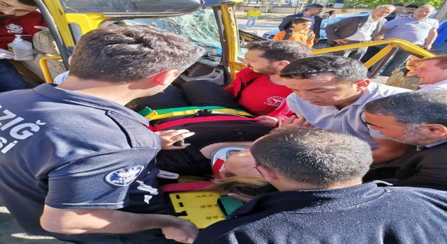 Elazığda okul servisi ile pikap çarpıştı: 4 yaralı