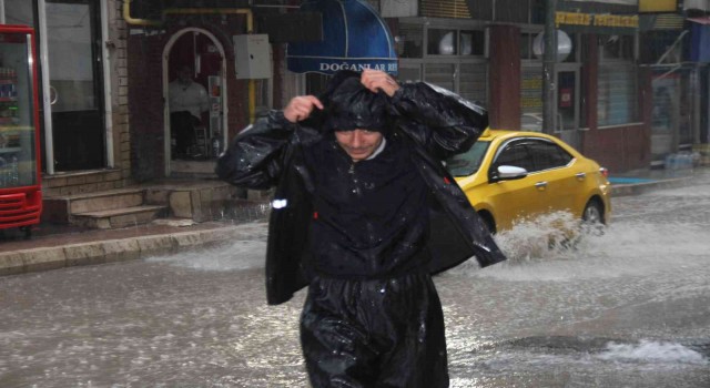 Elazığda sağanak yağış etkisini yeniden gösterdi