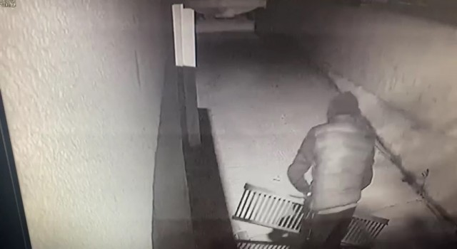 Elleri cebinde geldi, mazgal demirlerini çaldı