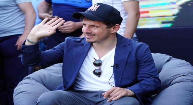 Emre Belözoğlu: İnşallah bir gün Fenerbahçenin başında sizleri mutlu edeceğiz