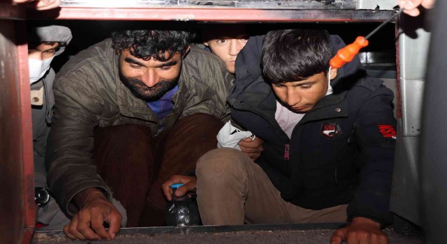 Ercişte 2 otobüsün gizli bölmelerinde 47 düzensiz göçmen yakalandı