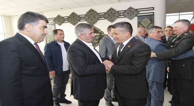 Ercişte bayramlaşma mesaisi