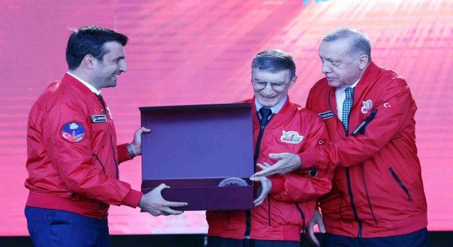 Erdoğan ve Aliyev, TEKNOFESTte kazanan takımlara ödüllerini verdi