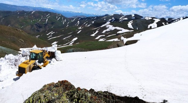 Erzincanda mayıs ayında karla mücadele