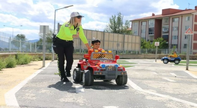 Erzincanda minik öğrenciler trafik dedektifi oldu
