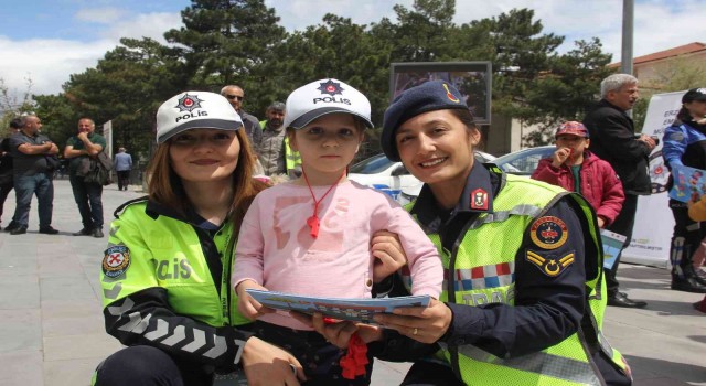 Erzincanda Yayalar İçin 5 Adımda Güvenli Trafik uygulaması yapıldı