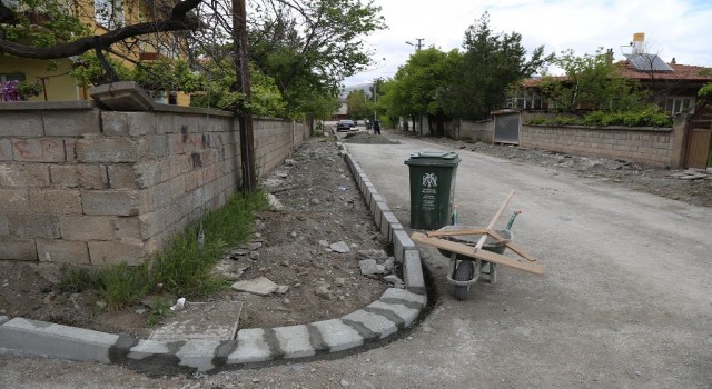 Erzincanda zamanla bozulan kaldırımlar yenileniyor